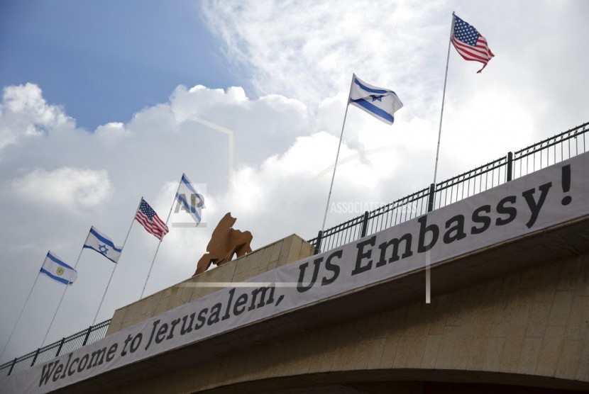 Sebuah tanda di jembatan yang mengarah ke kompleks Kedutaan Besar AS menjelang pembukaan resmi di Yerusalem, Ahad (13/5). Pembukaan Kedutaan Besar AS pada hari ini, Senin (14/5), di Yerusalem yang diperebutkan oleh Israel dan Palestina.