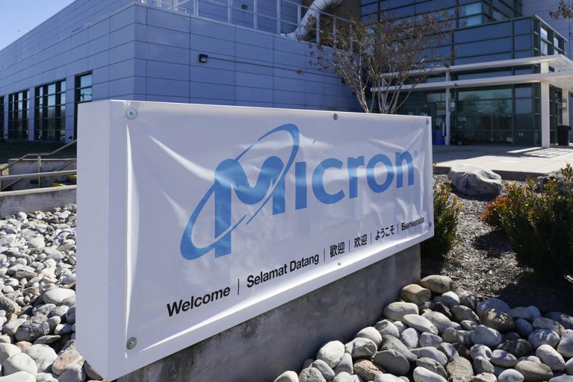 Sebuah tanda menandai pintu masuk pabrik pembuatan chip otomotif Micron Technology pada 11 Februari 2022. Micron mengatakan bahwa pihaknya berinvestasi di Cina.