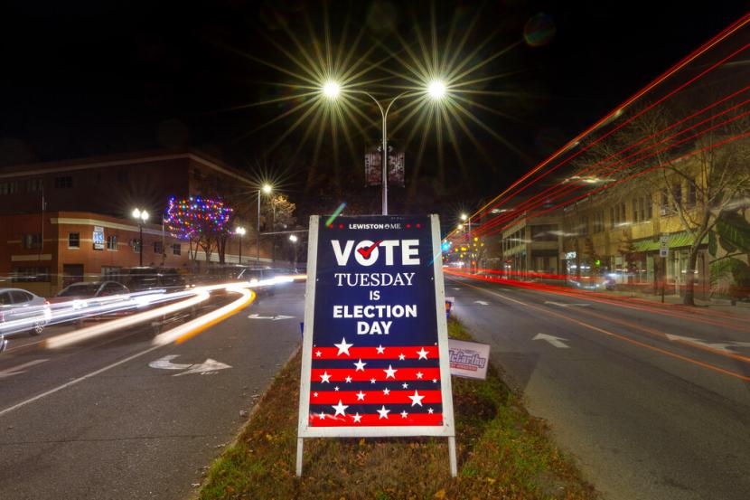Sebuah tanda mengingatkan warga untuk melakukan tugas sipil mereka pada Hari Pemilihan, Selasa, 8 November 2022, di Lewiston, Maine.