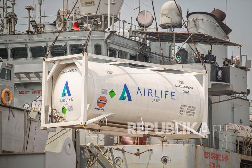 Sebuah tangki berisi oksigen medis cair diturunkan dari Kapal Angkatan Laut India (INS) Airawat di Pelabuhan Tanjung Priok, Jakarta, Sabtu (24/7/2021). 