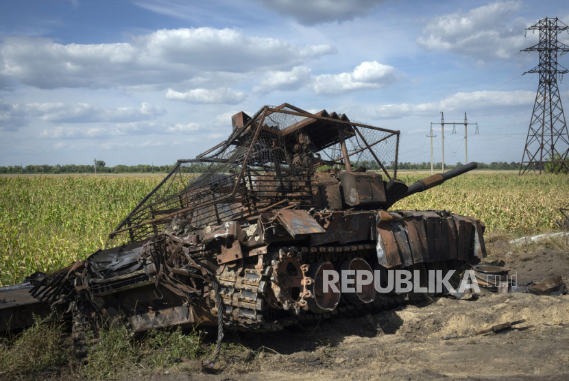 Sebuah tank Rusia yang hancur terlihat di pinggir jalan dekat kota Sudzha, Rusia, di wilayah Kursk, pada 16 Agustus 2024, dalam gambar yang disetujui oleh Kementerian Pertahanan Ukraina.