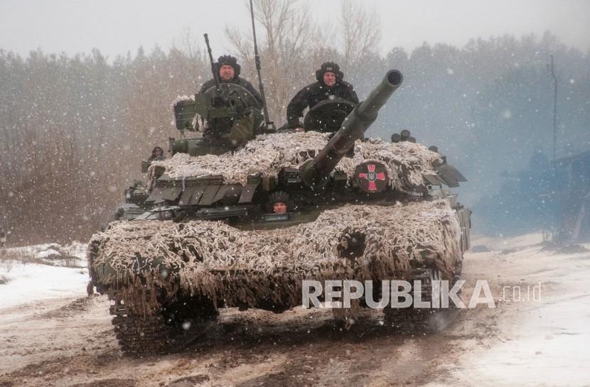  Sebuah tank Ukraina bergerak selama latihan militer di dekat Kharkiv, Ukraina, Kamis, 10 Februari 2022. Inggris mempertimbangkan memasok tank ke Ukraina untuk pertama kalinya. Inggris ingin mengirimkan tank utama Angkatan Darat Challenger 2 ke Ukraina.