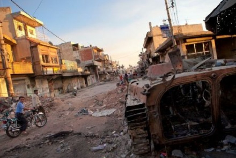 Sebuah tank yang hancur milik pasukan Suriah masih berada di sebuah jalan di Atareb, provinsi Aleppo. 