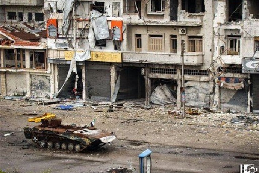 Sebuah tank yang hancur terlihat teronggok di jalanan wilayah al-Qossur propinsi Homs, Suriah , Senin (13/5). 