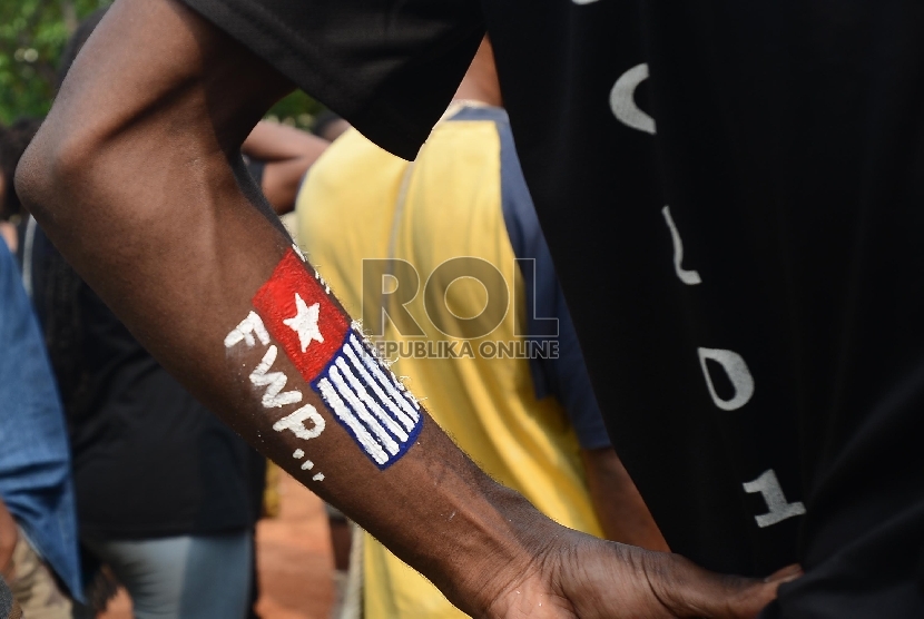 Sebuah tato bintang kejora dari seorang Mahasiswa Papua yang menunggu rekannya diperiksa di Gedung Sabhara Polda Metro Jaya, Jakarta, Selasa (1/12). 