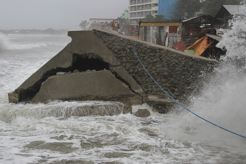 Sebuah tembok laut yang rusak, yang disebabkan oleh gelombang yang kuat dibawa oleh topan Koppu, terlihat di kota Ilokano Norte, San Fernando City, provinsi La Union utara Manila 18 Oktober 2015. ( REUTERS / TJ Corpuz )