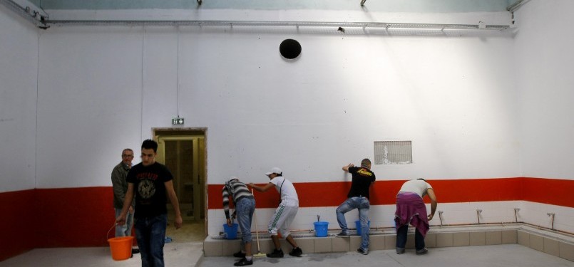 Sebuah tempat bekas markas pemadam kebakaran yang sedang dipersiapkan untuk digunakan sebagai ruang Shalat di Paris, Kamis, 15 September, 2011. (AP) 