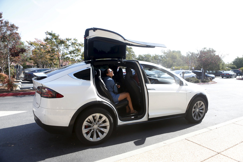 Sebuah Tesla Model X mengambil penumpang selama acara Tesla di Palo Alto, California 14 Oktober 2015. (REUTERS / Beck Diefenbach)