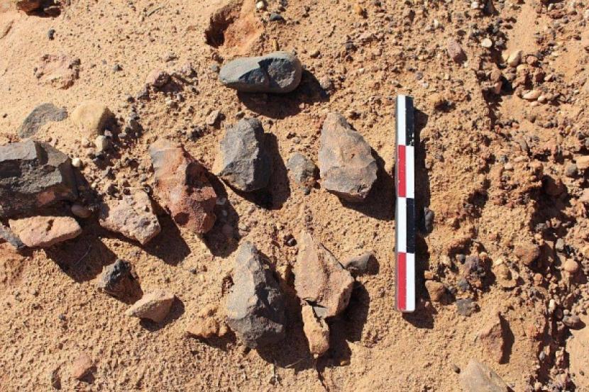 Perkakas Batu 200 Ribu Tahun Ditemukan di Qassim Arab Saudi. Sebuah tim ilmuwan Arab Saudi dari Otoritas Purbakala menemukan perkakas batu yang digunakan penduduk peradaban Asiria pada periode Paleolitik yang berasal dari 200 ribu tahun silam di Qassim.