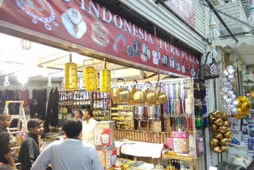 Sebuah toko bernama 'Toko Indonesia' yang terletak dekat pemondokan jamaah di Makkah, Arab Saudi. Pemerintah Saudi mengeluarkan aturan semua perusahaan wajib menggunakan nama Arab. (ilustrasi)
