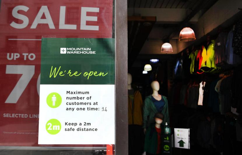 Sebuah toko di London, Inggris, membuat aturan protokol kesehatan untuk masuk ke tokonya. Inggris membuka kembali sejumlah fasilitas publik pekan depan. Ilustrasi.