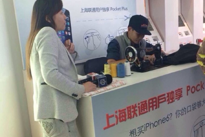 Sebuah toko gadget di Cina menemukan cara unik untuk menyesuaikan iPhone 6 Plus agar muat ke dalam kantung celana pelanggannya.