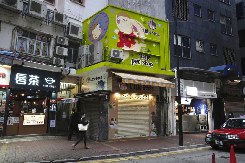 Sebuah toko hewan di Hong Kong ditutup setelah beberapa hamsternya tertular Covid-19, Selasa (18/1/2022).