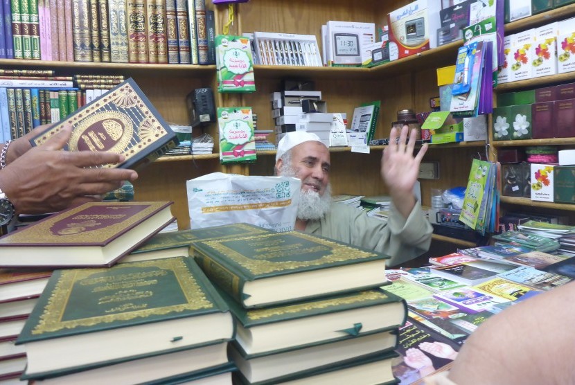 Perpustakaan Arab Saudi Tambah Koleksi Buku Langka. Foto ilustrasi: Sebuah toko yang menyediakan berbagai kitab di sekitar Masjid Nabawi, Madinah, Arab Saudi, Kamis (3/8).