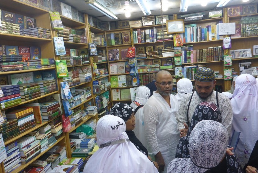 Sebuah toko yang menyediakan berbagai kitab di sekitar Masjid Nabawi, Madinah, Arab Saudi, Kamis (3/8).