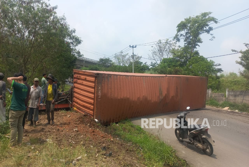 Truk Terguling Diduga jadi Penyebab Munculnya Busa di Sungai Cimeta