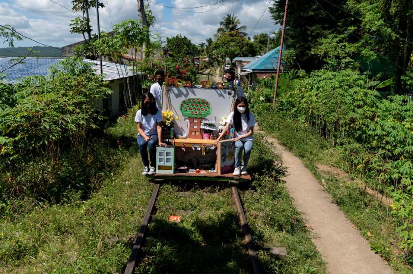 Sebuah troli kayu yang didekorasi dengan cerah kini menjadi sekolah di sebuah desa di Filipina Selatan.