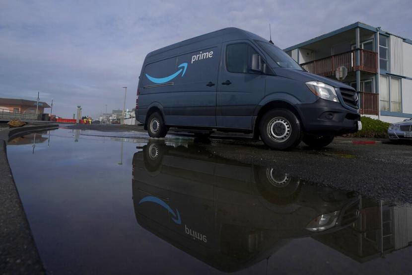 Sebuah truk Amazon Prime melaju di Pacifica, California, pada 15 Desember 2020. Amazon telah memulai PHK massal di jajaran perusahaannya, menjadi perusahaan teknologi terbaru yang memangkas tenaga kerjanya di tengah meningkatnya kekhawatiran tentang lingkungan ekonomi yang lebih luas.