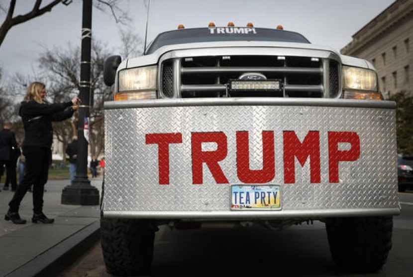 Sebuah truk bertuliskan nama Presiden terpilih AS Donald Trump diparkir dekat National Mall di Washington, Kamis, 19 Januari 2017.