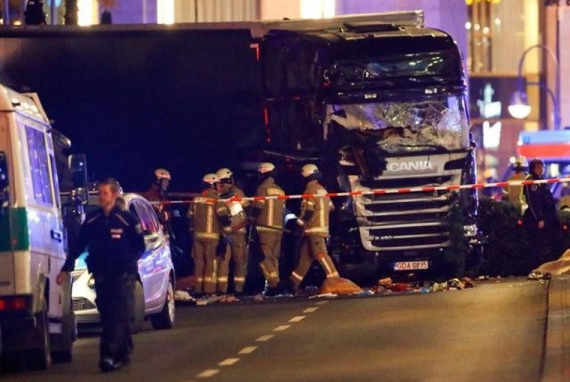 Sebuah truk besar menabrak kerumunan orang yang sedang berbelanja di sebuah pasar Natal di pusat kota Jerman, Berlin, pada Senin (19/12). 
