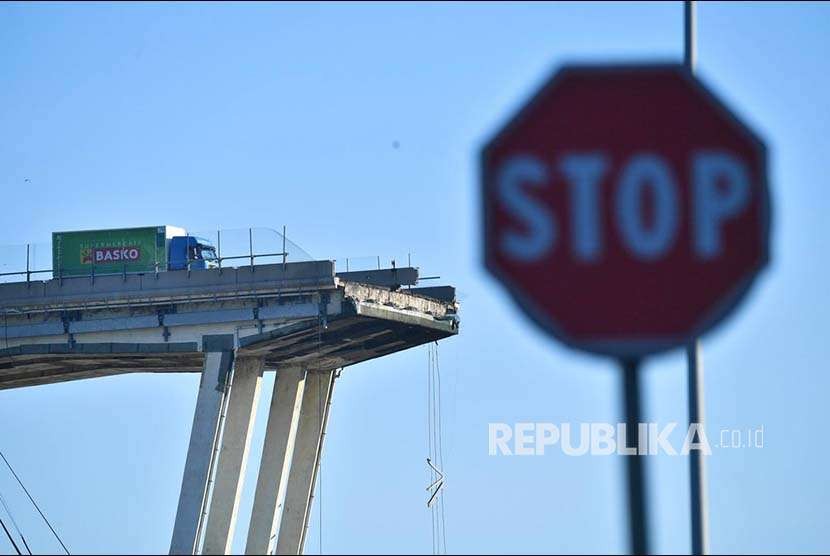 Sebuah truk di berada di ujung  jembatan jalan raya Morandi yang rubuh  di Kota Genoa Italia, Rabu (15/8), Sedianya jembatan ini menggantung setinggi hampir 90 metet di atas kota pelabuhan Genoa.