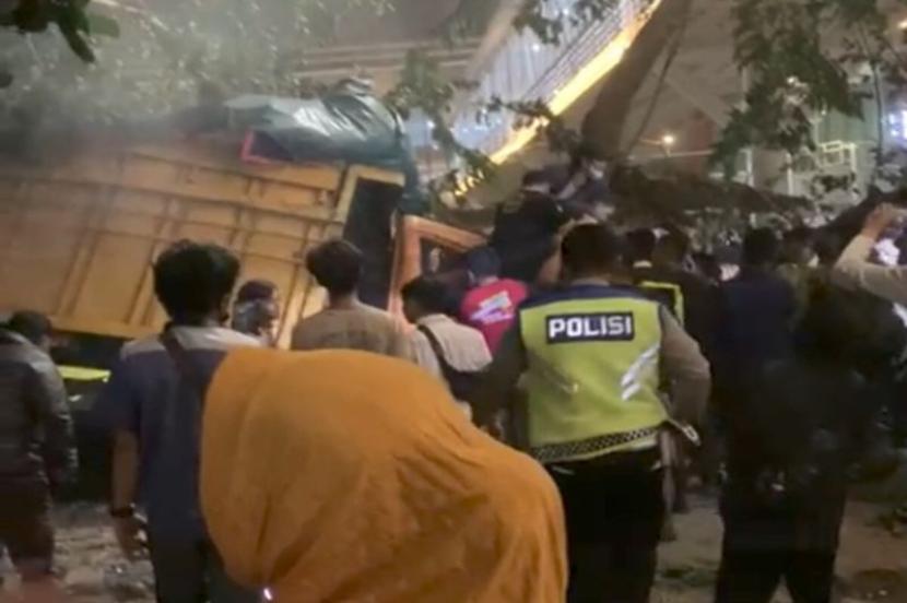 Sebuah truk diduga rem blong menabrak pohon di area kawasan Pelabuhan Bakauheni, Kabupaten Lampung Selatan pada Sabtu (23/9/2023) malam.