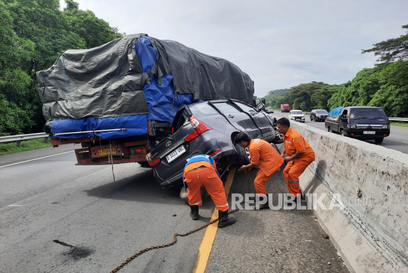 Sebuah truk fuso yang dikemudikan Riyan Solihin mengalami pecah ban hingga akhirnya menabrak mobil Avanza yang dikemudikan Irvan Adam di kilometer 80 Tol Cipularang, Rabu (22/1/2025) pagi. 