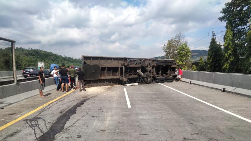 Sebuah truk kontainer terguling di kilometer 111 arah Jakarta Tol Cipularang, Rabu (26/6/2024) sekitar pukul 14.15 WIB dan menyebabkan menutup seluruh badan jalan. 