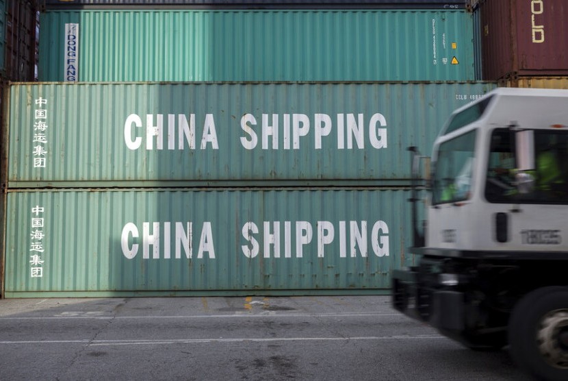Sebuah truk melintas di depan kontainer produk asal Cina di Pelabuhan Savannah, Georgia, Amerika Serikat. Impor kedelai oleh Cina dari Amerika Serikat (AS) pada November 2019 melonjak. Ilustrasi.