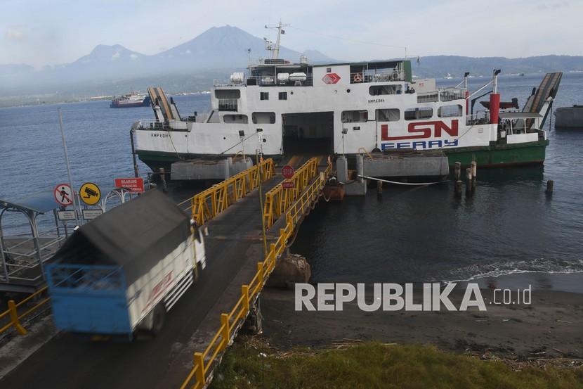 Sebuah truk memasuki kapal fery untuk menyeberang ke Jawa saat dimulainya penyekatan mudik Lebaran di Pelabuhan Gilimanuk, Bali, Kamis (6/5/2021). Pelabuhan Gilimanuk sejak Kamis (6/5) pukul 00.00 WIta menghentikan pelayanan penyeberangan bagi pemudik dan hanya melayani penyeberangan untuk dstribusi logistik / kebutuhan pokok dan bagi yang berizin khusus hingga 17 Mei 2021 dalam upaya mencegah penyebaran COVID-19 pada libur Lebaran. 