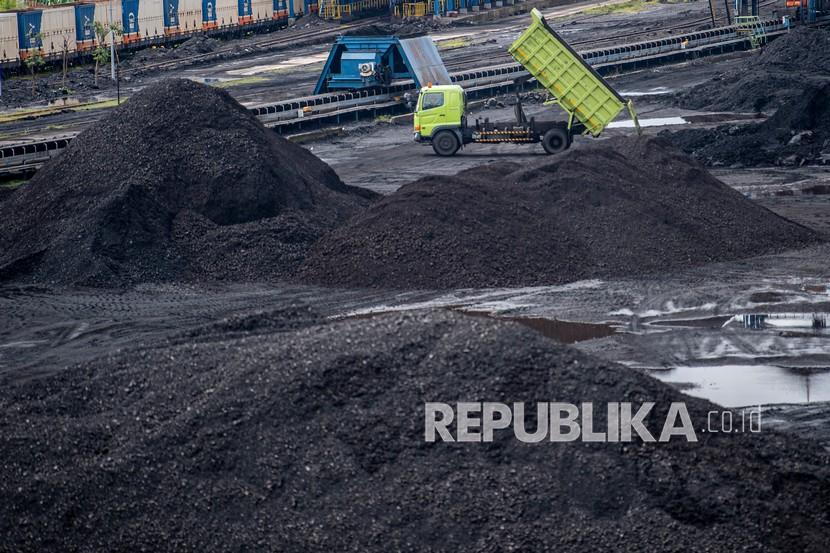 Sebuah truk membongkar muat batu bara di area pengumpulan dermaga batu bara Kertapati milik PT Bukit Asam Tbk di Palembang, Sumatera Selatan, Selasa (4/1/2022). Menteri Energi Filipina Alfonso Cusi meminta Indonesia untuk mencabut larangan ekspor batu bara.