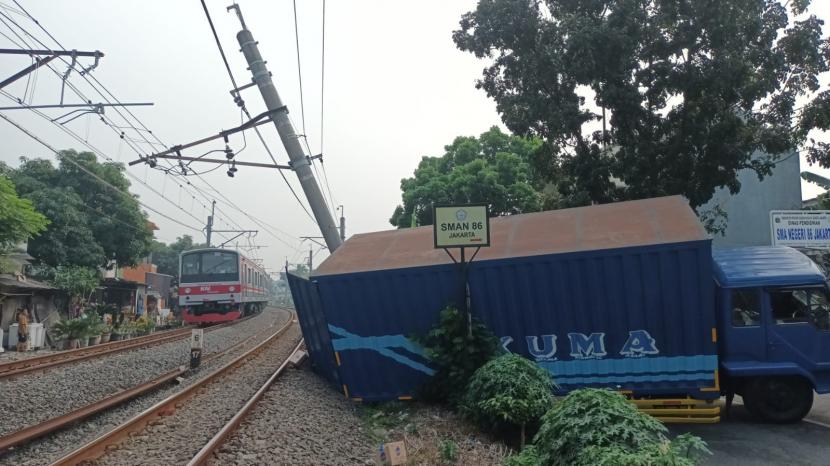 Sebuah truk menabrak listrik aliran atas (LAA) kereta rel listrik (KRL) di Jalan Bintaro Permai IV, Pesanggrahan, Jakarta Selatan, Selasa (25/7/2023). Akibat peristiwa ini, perjalanan KRL terganggu.