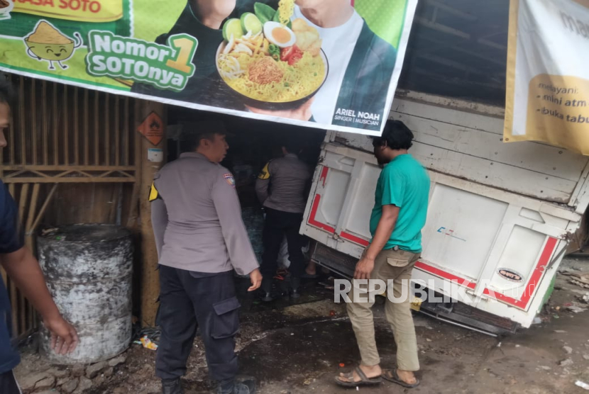 Sebuah Truk Menabrak Warung di Jalan Raya Leuwinutug, Kampung Cikakak, Desa Batulayang, Kecamatan Cililin, Kabupaten Bandung Barat (KBB), Jawa Barat pada Sabtu (24/5).