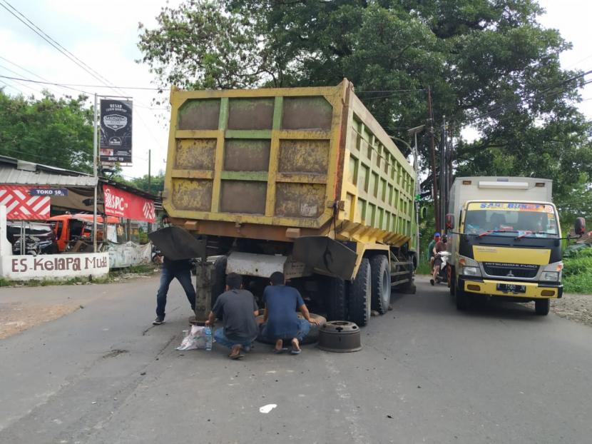 Sebuah truk mengalami kecelakaan tunggal di Jalan AH Nasution, Kecamatan Mangkubumi, Kota Tasikmalaya, Ahad (3/1). Akibat kecelakaan itu, terjadi kemacetan panjang kendaraan dari arah Tasikmalaya menuju Garut.