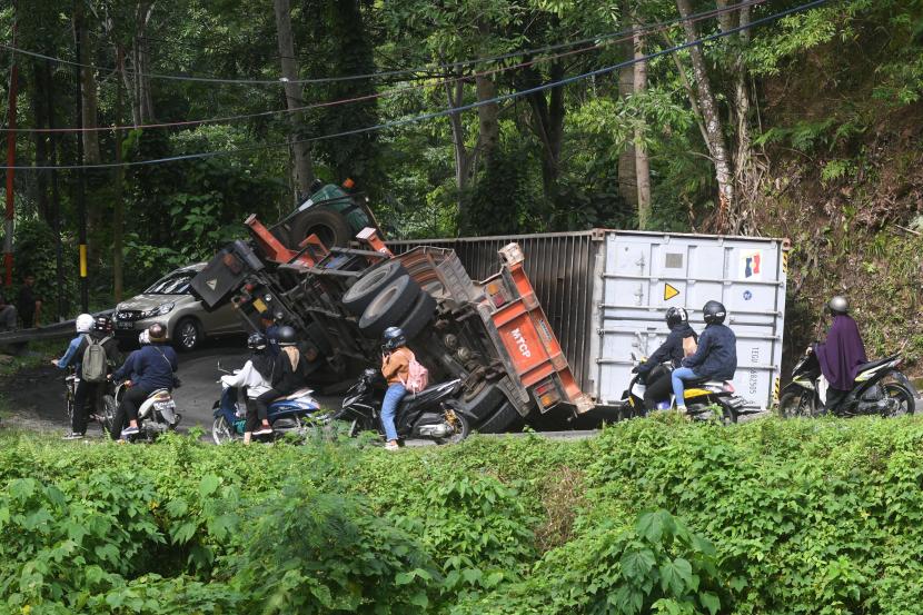 Ilustrasi kecelakaan truk. Korban meninggal dunia karena kecelakaan truk bermuatan terigu di Jalan Raya Sukabumi-Cianjur, Jawa Barat, bertambah menjadi enam orang.