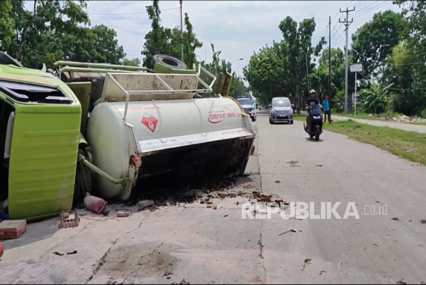 Sebuah truk pengangkut minyak mentah menabrak median jalan hingga terguling di ruas Jalan Gatot Subroto, Kecamatan/Kabupaten Indramayu, Sabtu (28/12/2024). 