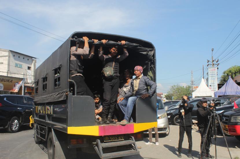 Sebuah truk polisi membawa simpatisan yang diamankan polisi saat upaya penangkapan penangkapan Moch Subchi Azal Tsani (MSAT) di Pondok Pesantren (Ponpes) Shiddiqiyah, Kecamatan Ploso, Jombang, Jawa Timur, Kamis (7/7/2022). Polisi mengamankan 320 orang simpatisan yang menghalangi upaya jemput paksa MSAT anak Kiai tersangka pencabulan.