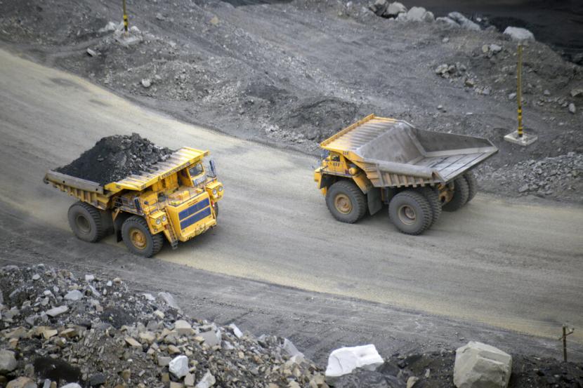 Sebuah truk sampah bermuatan melewati sebuah truk kosong saat mengangkut batu bara di tambang batu bara Kedrovsky di Kemerovo, Rusia, Selasa, 16 Juni 2015. Pemerintah Polandia pada Selasa (29/3/2022) melarang impor batu bara dari Rusia. 