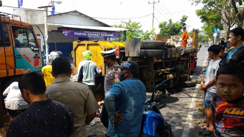 Sebuah truk sampah terguling di Jalan Gubernur Sewaka, Kecamatan Mangkubumi, Kota Tasikmalaya, Senin (27/7). 