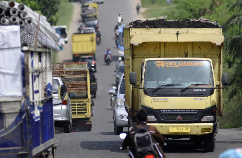 Sebuah truk sedang melaju di jalan lintas Sumatra