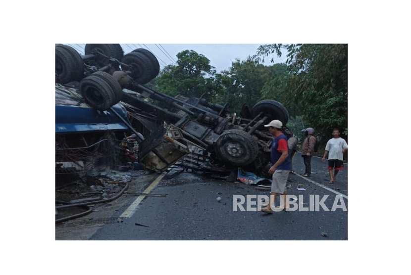 Truk Tangki Solar Tubruk Dua Mobil di Kalijambe Purworejo, 1 Tewas dan 3 Luka