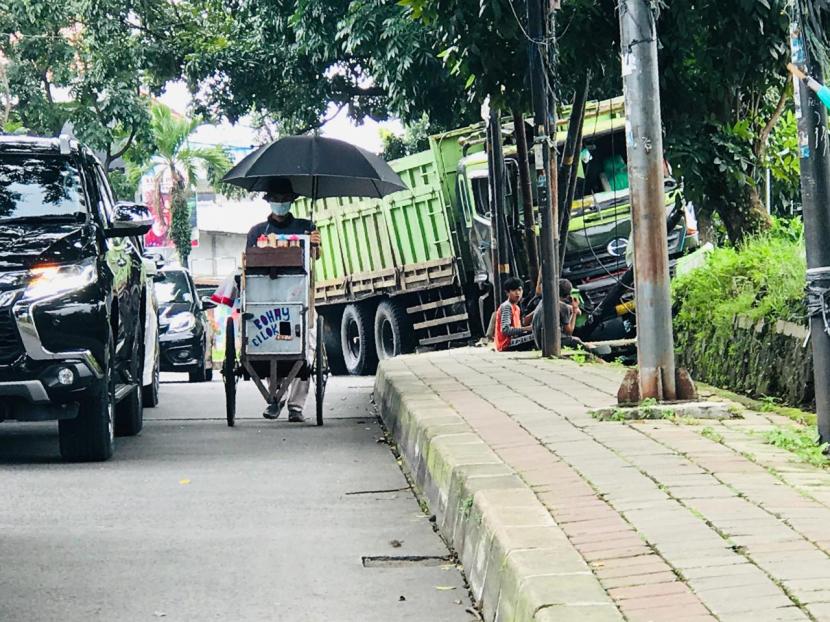 Sebuah truk tronton mengalami rem blong dan menabrak pedestrian serta tiang listrik di Jalan Achmad Adnawijaya, Kecamatan Bogor Utara, Kota Bogor, Senin (22/2). 