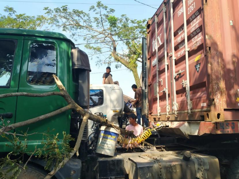 Sebuah truk tronton tersangkut pohon di Jalan Gubernur Sewaka, Kecamatan Tamansari, Kota Tasikmalaya, pada Jumat (24/7). Tak ada korban jiwa dalam kejadian itu, tapi lalu lintas kendaraan tersendat. 