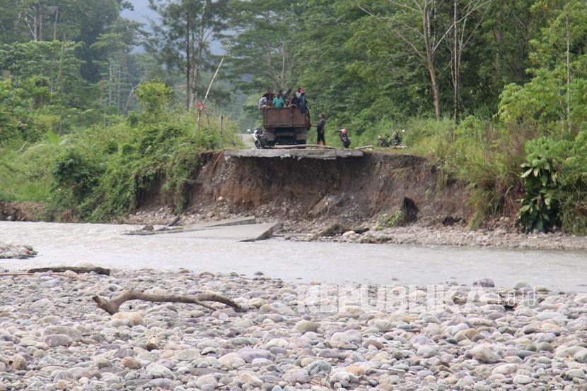 Jalan Trans Papua terputus akibat tergerus arus sungai (ilustrasi).