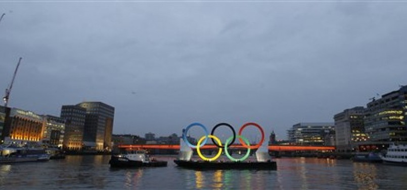 Sebuah tug boat yang membawa Cincin Olimpiade di Sungai Thames, London.