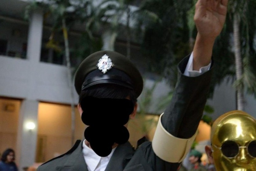 Sebuah universitas ternama di Thailand meminta maaf setelah para mahasiswa baru mengenakan pakaian ala Adolf Hitler. 