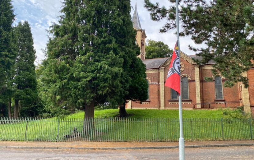 Sebuah upaya intimidasi dirasakan komunitas Muslim di Belfast barat, Irlandia. Sebuah bendera berlambang SS dan swastika terlihat di luar Masjid Iqraa, yang terletak di kawasan Dunmurry, Rabu (23/8/2023).
