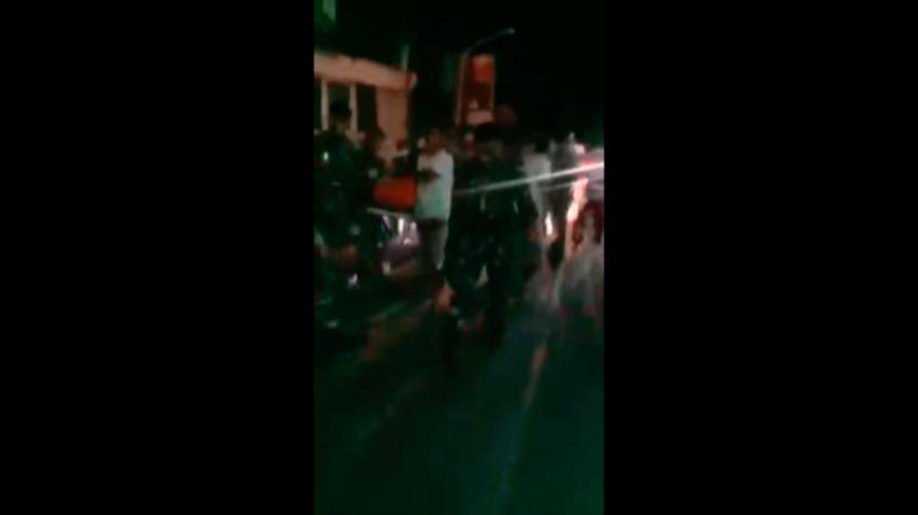 Sebuah video beredar di jejaring watsapp tentang warga yang menjemput paksa jenazah dari sebuah RS di Makassar.