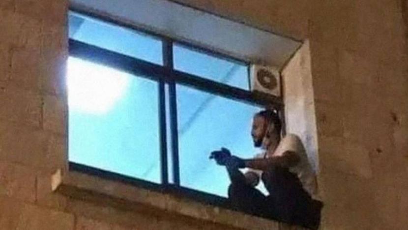 Pilu Pria Palestina Temani Ibu Sakit dari Balik Jendela. Sebuah video menunjukkan seorang pria bernama Jihad Al Suwait (30 tahun) duduk di pinggir jendela sebuah rumah sakit untuk melihat sekilas ibunya, Rasma Salema, yang sedang dirawat di bangsal Covid-19.