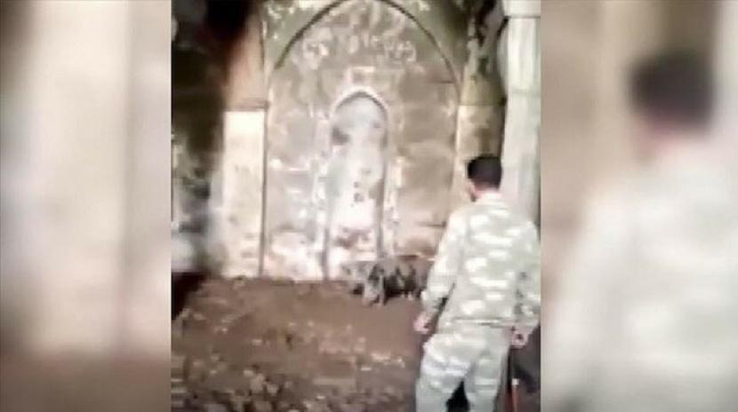 Masjid Bersejarah di Azerbaijan Didiami Babi. Sebuah video ponsel mengungkapkan keberadaan masjid bersejarah yang diubah menjadi kandang babi di Zangilan, Azerbaijan.
